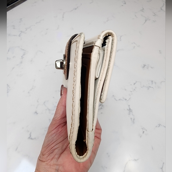 COACH Soft White/Toffee Leather Bi-fold Turnlock Wallet EUC - Picture 5 of 16